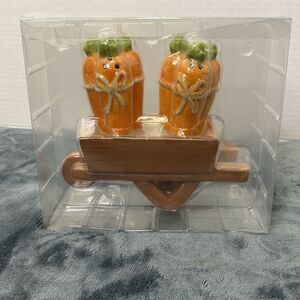 Carrot Wheelbarrow Ceramic Salt & Pepper Shaker Set Publix Collection - NEW